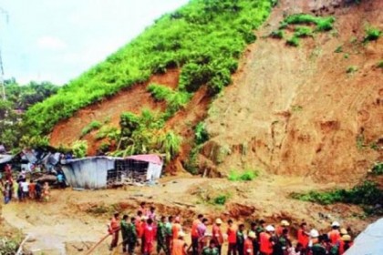 সীতাকুণ্ডে পাহাড় ধসে নিহত ২