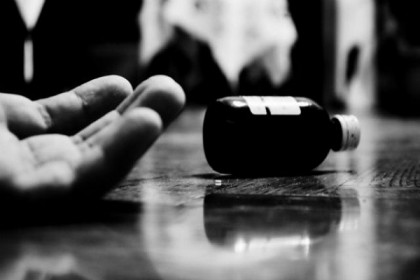 বিষপানে দুইজনের আত্মহত্যা, দুইজন হাসপাতালে 