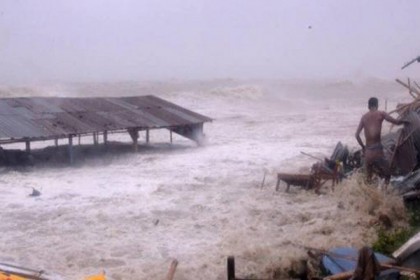 হাতিয়ায় বেড়িবাঁধ ভেঙেছে, ২ শতাধিক ঘর-বাড়ি বিধ্বস্ত