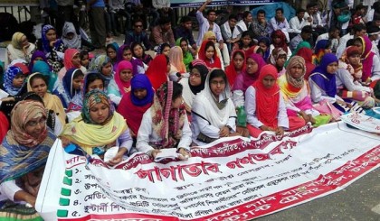 সপ্তম দিনে অবস্থান কর্মসূচিতে ম্যাটস শিক্ষার্থীরা