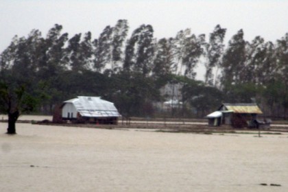 ঘূর্ণিঝড়ে রায়পুরের ৫ গ্রাম প্লাবিত
