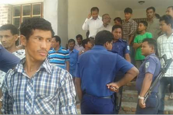চিকিৎসকের অবহেলায় শিশু মৃত্যুর অভিযোগে হাসাপাতাল ঘেরাও