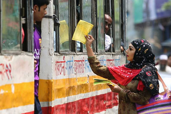 বাসে লিফলেট বিতরণ করছেন প্রভা!