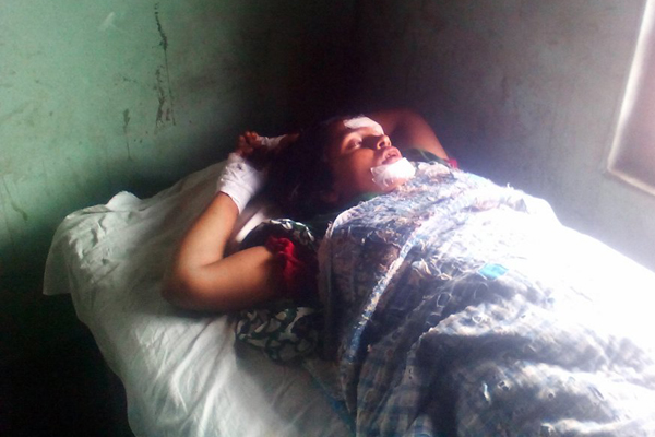 স্ত্রীকে কুপিয়ে আহত, স্বামী পলাতক