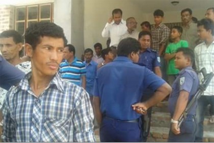 চিকিৎসকের অবহেলায় শিশু মৃত্যুর অভিযোগে হাসাপাতাল ঘেরাও