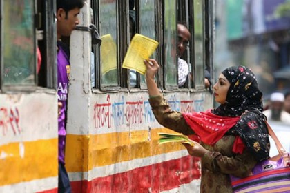 বাসে লিফলেট বিতরণ করছেন প্রভা!