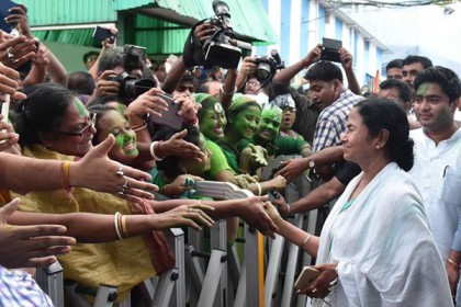 শুভেচ্ছার বন্যায় ভাসছেন মমতা