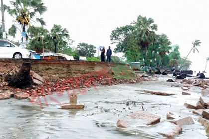 রোয়ানু'র তাণ্ডবে কুয়াকাটা সৈকতে ব্যাপক ভাঙ্গন