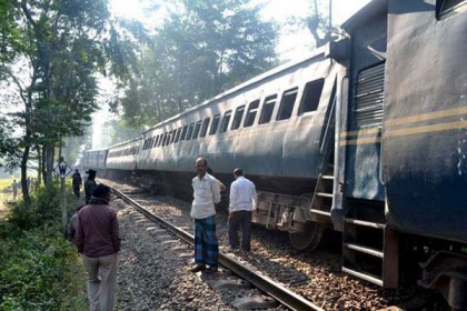 গাজীপুরে 'হাওর এক্সপ্রেস' ট্রেনের বগি লাইনচ্যুত