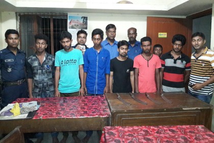 চুয়াডাঙ্গায় দেশীয় অস্ত্র-বোমাসহ আটক ৭