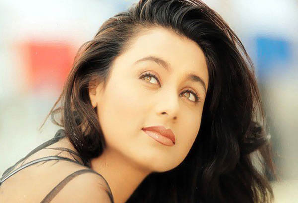 শ্যুটিংয়ে আদিরা, মা ও কুক নিয়ে প্যারিসে রানি