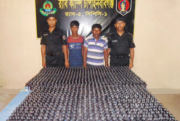 চাঁপাইনবাবগঞ্জে ১২২০ বোতল ফেনসিডিলসহ আটক ২