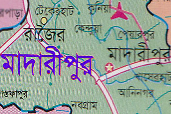 মাদারীপুরের টেকেরহাটে অস্ত্র ঠেকিয়ে ডাকাতি