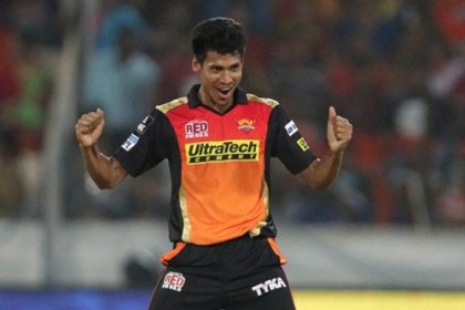 যেখানে মুস্তাফিজের ধারে কাছে কেউ নেই