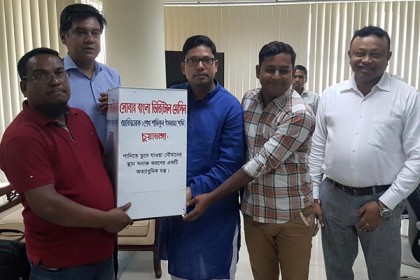 মন্ত্রীর প্রশংসা পেলেন মোটরসাইকেল মিস্ত্রী শফিকুল