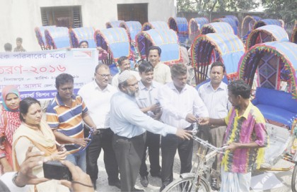 দিনাজপুরে শিশু শ্রমিক পরিবারের মাঝে রিক্সা বিতরণ