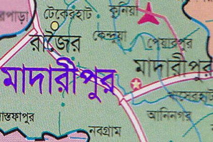 মাদারীপুরের টেকেরহাটে অস্ত্র ঠেকিয়ে ডাকাতি