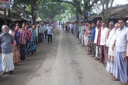 চাঁপাইনবাবগঞ্জে সড়ক অবরোধ করে বিক্ষোভ, হত্যাকারীর ফাঁসি দাবি