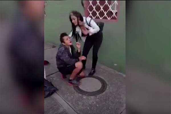 একেই বলে শাস্তি! (ভিডিও)