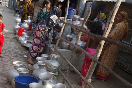 মংলায় দু'সপ্তাহ ধরে পানির জন্য হাহাকার
    