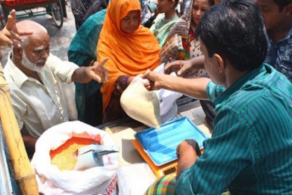 চট্টগ্রামে খোলা বাজারে পণ্য বিক্রি শুরু