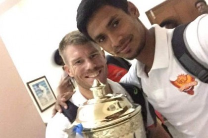 ট্রফি নিয়ে মুস্তাফিজের সেলফি