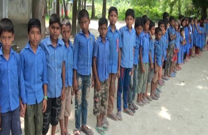 ফরিদপুরে স্কুলের সম্পদ রক্ষার দাবিতে মানববন্ধন