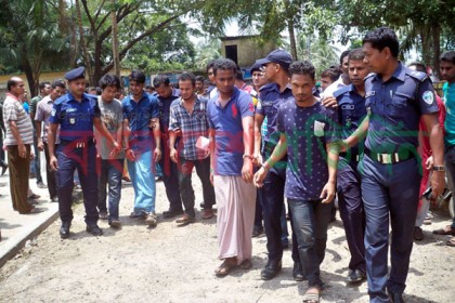 রাঙামাটিতে ৫ মোটরসাইকেলসহ আটক ১১