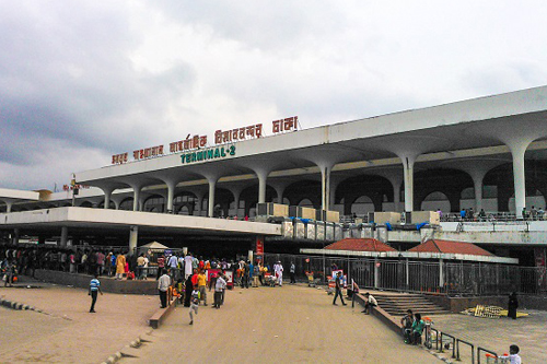 শাহজালালে ১০ লাখ টাকার বিদেশি সিগারেট জব্দ
