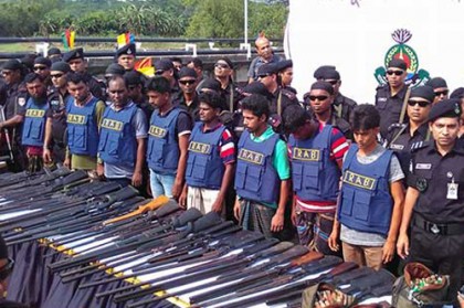
সুন্দরবনের 'মাস্টার' বাহিনীর আনুষ্ঠানিক আত্মসমর্পণ