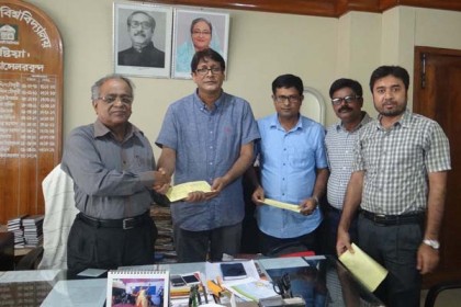 সন্ত্রাসী হামলায় আহত শিক্ষকের পাশে ইবি'র তিন বিভাগ