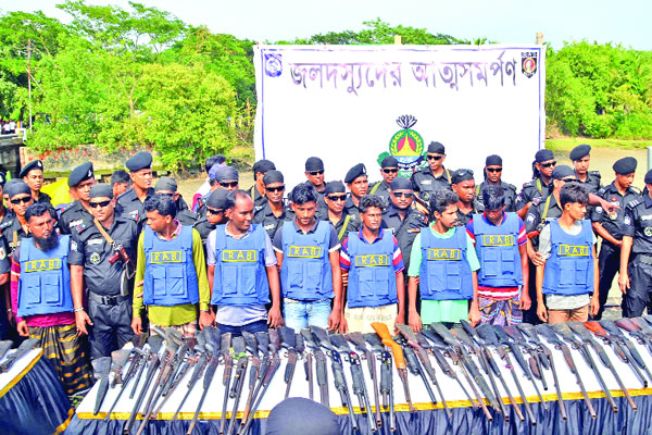 সুন্দরবনে মাস্টার বাহিনীর আত্মসমর্পণ