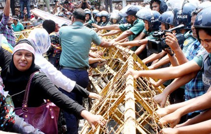 ধানমণ্ডিতে নার্সদের উপর পুলিশের লাঠিচার্জ