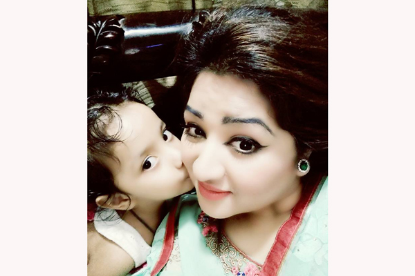 ফের মা হচ্ছেন রেসি