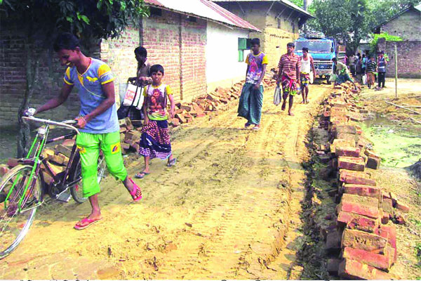 ভোটে হেরে রাস্তার ইট তুলে নিলেন প্রার্থী