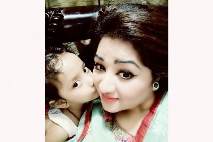 ফের মা হচ্ছেন রেসি