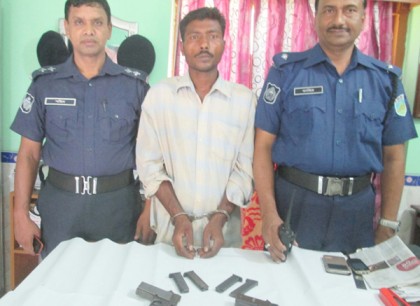 চাঁপাইনবাবগঞ্জে পিস্তল, গুলি-ম্যাগজিনসহ আটক ১