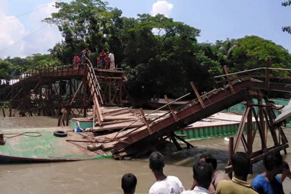 বাকেরগঞ্জে গোডাউন ব্রীজ ভেঙে পড়ায় দুর্ভোগে হাজারো মানুষ
