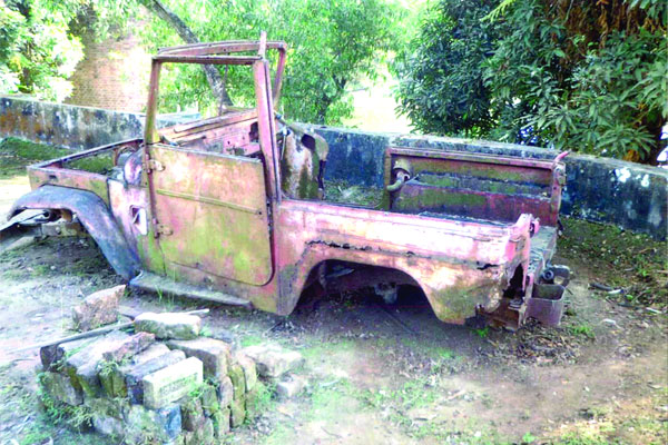 সংরক্ষণের অভাবে মলিন লাল জিপ
