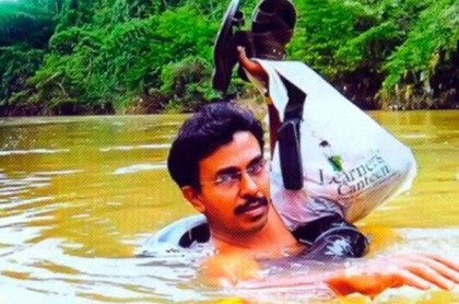 ১৯ বছর ধরে নদী সাঁতরে স্কুলে যান এক শিক্ষক