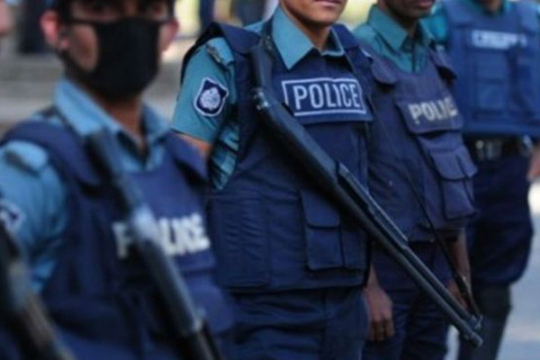 সহকর্মীর রাইফেলের গুলিতে আহত কনস্টেবল
