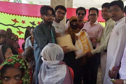 লক্ষ্মীপুরে দুস্থ পরিবারের মাঝে ইফতার সামগ্রী বিতরণ