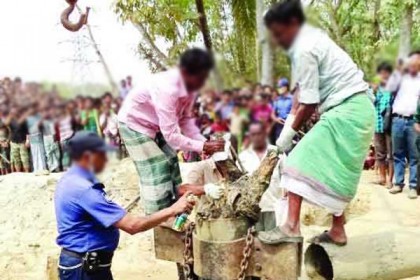 সিরাজগঞ্জে সেচের পাইপে লাশ