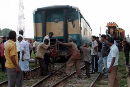 রেলের বেহাল দশা, ভোগান্তিতে যাত্রীরা