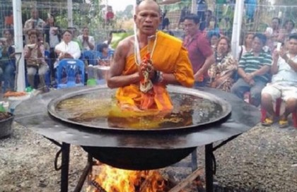ফুটন্ত তেলের উপর সন্ন্যাসীর ধ্যান (ভিডিওসহ)
