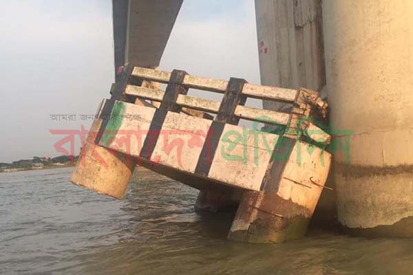 বরিশালে ঝুঁকিপূর্ণ সেতুতে ভারী যানবাহন, দুর্ঘটনার আশংকা