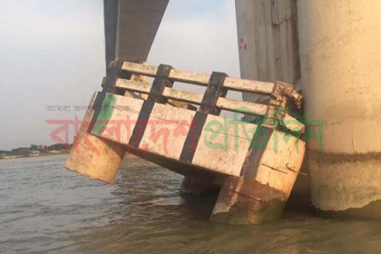 বরিশালে ঝুঁকিপূর্ণ সেতুতে ভারী যানবাহন, দুর্ঘটনার আশংকা