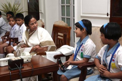 এবার স্কুল শিক্ষার্থীদের ব্যাগ দেবে মমতার সরকার