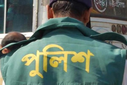 আসামি ধরতে গিয়ে ফেনীতে ওসিসহ ১২ পুলিশ আহত