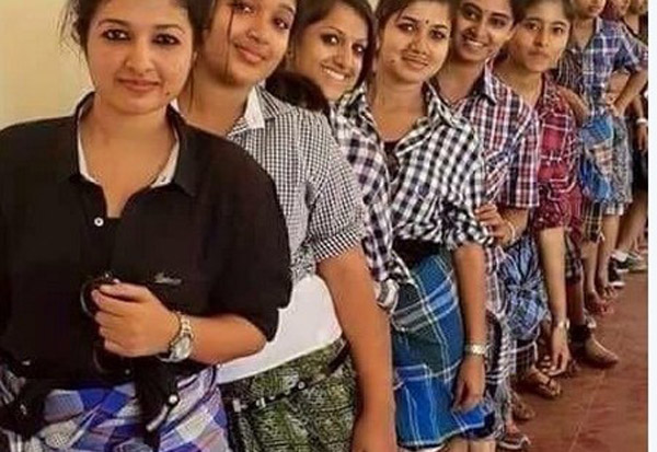 লুঙ্গি পরে প্রতিবাদ!